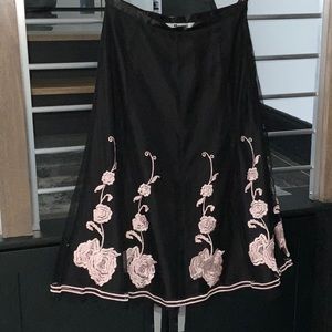 Tulle skirt with embroidered pink flowers